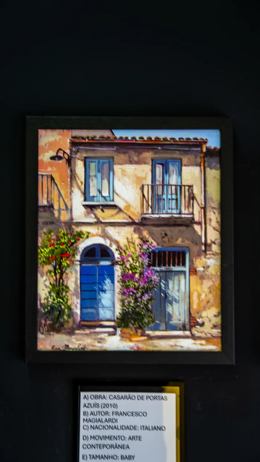 Pintura de uma fachada com porta azul